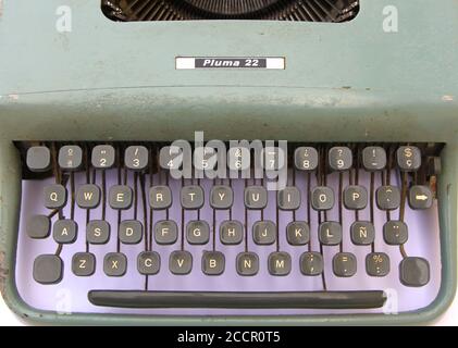 Foto di una vecchia macchina da scrivere Olivetti Pluma 22 meccanica qwerty in condizioni di lavoro con tastiera spagnola disegnata da Marcello Nizzoli in1949 Foto Stock