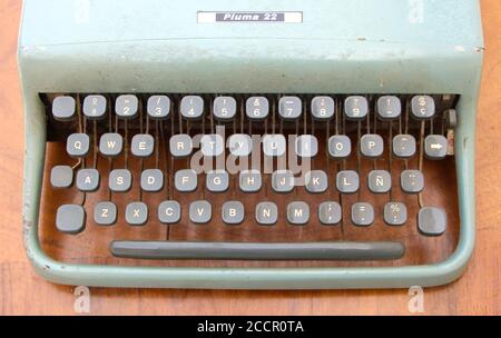 Foto di una vecchia macchina da scrivere Olivetti Pluma 22 meccanica qwerty in condizioni di lavoro con tastiera spagnola disegnata da Marcello Nizzoli in1949 Foto Stock