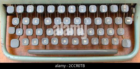 Foto di una vecchia macchina da scrivere Olivetti Pluma 22 meccanica qwerty in condizioni di lavoro con tastiera spagnola disegnata da Marcello Nizzoli in1949 Foto Stock