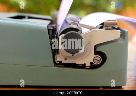 Vecchia macchina da scrivere Olivetti Pluma 22 meccanica qwerty in condizioni di lavoro Con tastiera spagnola progettata da Marcello Nizzoli nel 1949 Foto Stock