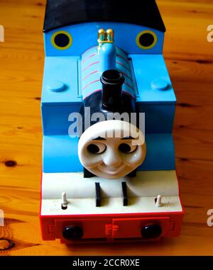 Foto di un classico treno giocattolo gigante Thomas the Tank Engine che contiene la pista ferroviaria e piccoli treni alimentati a batteria Foto Stock