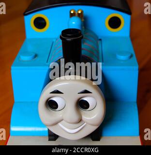 Foto di un classico treno giocattolo gigante Thomas the Tank Engine che contiene la pista ferroviaria e piccoli treni alimentati a batteria Foto Stock