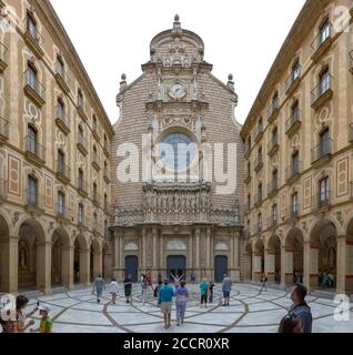 Cortile senza tetto di fronte Basilica di Montserrat facciata abbazia, Barcellona, Catalogna, Spagna. Foto Stock