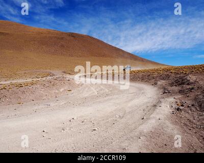 Van che attraversa il deserto fuori strada in Bolivia altipiano Foto Stock