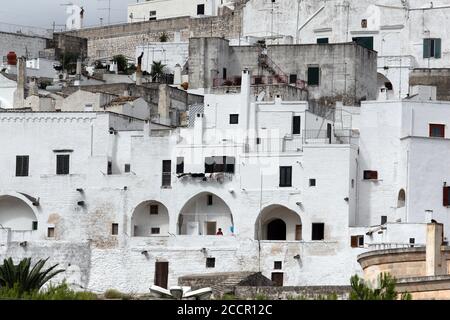 Ostuni, Italia - 6 ottobre 2010: La famosa città vecchia di Ostuni detta anche città bianca Foto Stock