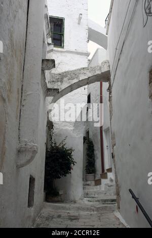 Ostuni, Italia - 6 ottobre 2010: La famosa città vecchia di Ostuni detta anche città bianca Foto Stock