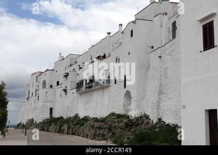 Ostuni, Italia - 6 ottobre 2010: La famosa città vecchia di Ostuni detta anche città bianca Foto Stock