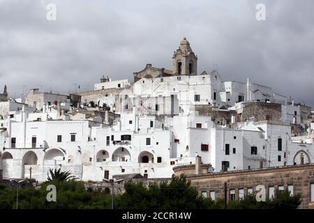 Ostuni, Italia - 6 ottobre 2010: La famosa città vecchia di Ostuni detta anche città bianca Foto Stock