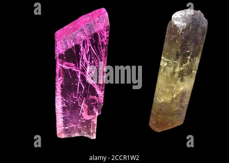 Foto di Spodumene (Kunzite) su sfondo nero Foto Stock