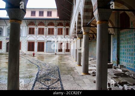 Istanbul Turchia. Circa ottobre 2010. Gli archi decorativi e le piastrelle del quarto cortile al Museo del Palazzo Topkapi. Foto Stock