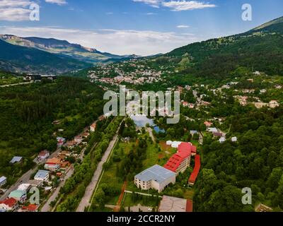 Incredibile scatto aereo del paesaggio di Dilijan in Armenia Foto Stock