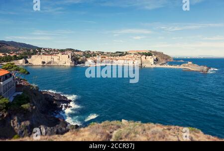 La pittoresca località balneare e il porto di Collioure nel sud della Francia Foto Stock