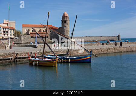 Il pittoresco porto e località balneare di Collioure nel sud della Francia Foto Stock