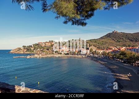 La pittoresca località balneare e il porto di Collioure nel sud della Francia Foto Stock