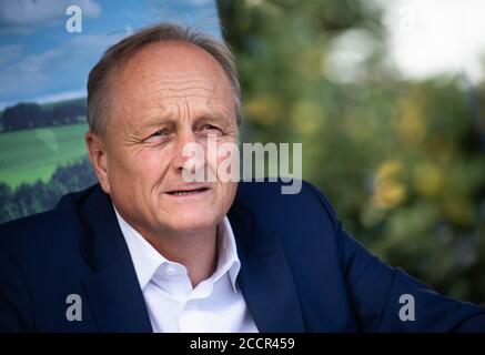 Stoccarda, Germania. 24 Agosto 2020. Joachim Rukwied, presidente dell'Associazione degli agricoltori tedeschi e dell'Associazione degli agricoltori di Stato a Baden-Württemberg (LBV), interviene in una conferenza stampa sul raccolto in corso. Secondo l'associazione degli agricoltori, un autunno umido e un inverno tardivo, una sorgente estremamente secca e ora un'estate calda hanno presentato agli agricoltori dello stato grandi sfide. Credit: Christoph Schmidt/dpa/Alamy Live News Foto Stock