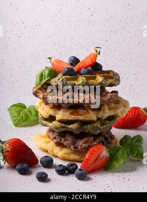 focalizzazione selettiva, cialde di cagliata con vaniglia e bacche fresche su sfondo chiaro Foto Stock