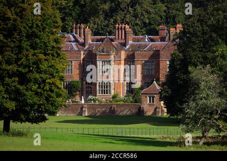 Chequers è una casa padronale in mattoni di metà del XVI secolo situata tra le Chiltern Hills nel Buckinghamshire. Nel 1921, la tenuta fu donata alla nazione b Foto Stock