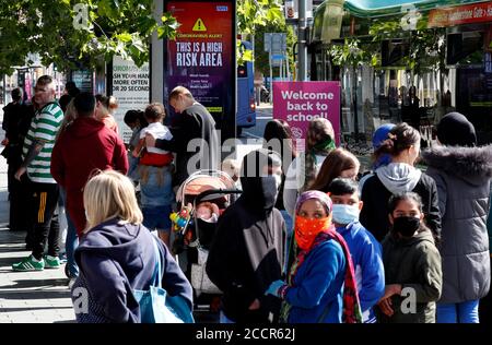 Leicester, Leicestershire, Regno Unito. 24 agosto 2020. Genitori e bambini si accodano per acquistare le loro uniformi scolastiche da un negozio uniforme Direct durante la pandemia del coronavirus. Il primo ministro Boris Johnson dice che Òvitally importantÓ i bambini tornano in classe. Credit Darren Staples/Alamy Live News. Foto Stock