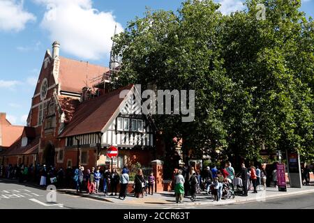 Leicester, Leicestershire, Regno Unito. 24 agosto 2020. Genitori e bambini si accodano per acquistare le loro uniformi scolastiche da un negozio uniforme Direct durante la pandemia del coronavirus. Il primo ministro Boris Johnson dice che Òvitally importantÓ i bambini tornano in classe. Credit Darren Staples/Alamy Live News. Foto Stock