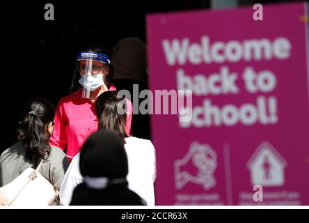 Leicester, Leicestershire, Regno Unito. 24 agosto 2020. Genitori e bambini si accodano per acquistare le loro uniformi scolastiche da un negozio uniforme Direct durante la pandemia del coronavirus. Il primo ministro Boris Johnson dice che Òvitally importantÓ i bambini tornano in classe. Credit Darren Staples/Alamy Live News. Foto Stock