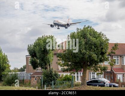 Aeroporto di Heathrow, Londra, Regno Unito. 24 agosto 2020. Operazioni verso ovest gli arrivi degli aeromobili sulla pista meridionale 27L dopo la chiusura per le riparazioni effettuate, mentre il traffico aereo è stato ridotto durante il peggiore blocco COVID-19. La pista 27L continuerà con chiusure di fase 2, con tempi ancora da pubblicare. Gli aerei delle operazioni occidentali arrivano in basso su Myrtle Avenue sul bordo orientale della pista durante l'avvicinamento finale. Immagine: British Airways Boeing 787 Dreamliner G-ZBKG arriva da San Francisco. Credit: Malcolm Park/Alamy Live News. Foto Stock