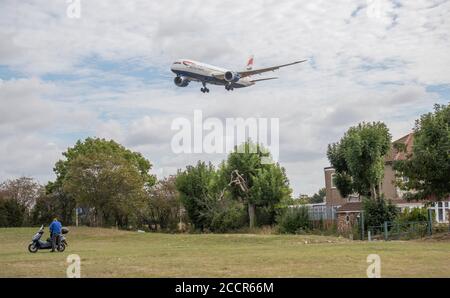 Aeroporto di Heathrow, Londra, Regno Unito. 24 agosto 2020. Operazioni verso ovest gli arrivi degli aeromobili sulla pista meridionale 27L dopo la chiusura per le riparazioni effettuate, mentre il traffico aereo è stato ridotto durante il peggiore blocco COVID-19. La pista 27L continuerà con chiusure di fase 2, con tempi ancora da pubblicare. Gli aerei delle operazioni occidentali arrivano in basso su Myrtle Avenue sul bordo orientale della pista durante l'avvicinamento finale. Immagine: British Airways Boeing 787 Dreamliner G-ZBKG arriva da San Francisco. Credit: Malcolm Park/Alamy Live News. Foto Stock