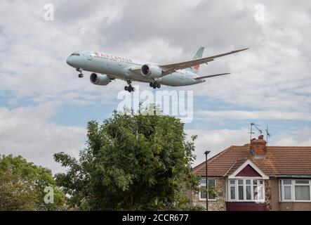 Aeroporto di Heathrow, Londra, Regno Unito. 24 agosto 2020. Operazioni verso ovest gli arrivi degli aeromobili sulla pista meridionale 27L dopo la chiusura per le riparazioni effettuate, mentre il traffico aereo è stato ridotto durante il peggiore blocco COVID-19. La pista 27L continuerà con chiusure di fase 2, con tempi ancora da pubblicare. Gli aerei delle operazioni occidentali arrivano in basso su Myrtle Avenue sul bordo orientale della pista durante l'avvicinamento finale. Immagine: Volo Air Canada in arrivo da Vancouver. Credit: Malcolm Park/Alamy Live News. Foto Stock