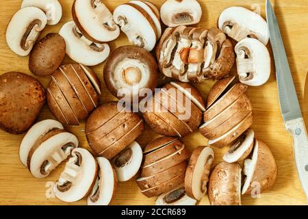 Fette fresche di funghi Royal champignon bruni biologici per cucinare. Portobello. Messa a fuoco selettiva, vista dall'alto Foto Stock