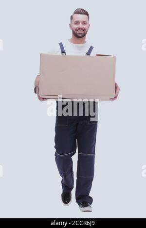 In piena crescita. uomo sorridente porta una grande scatola di cartone Foto Stock
