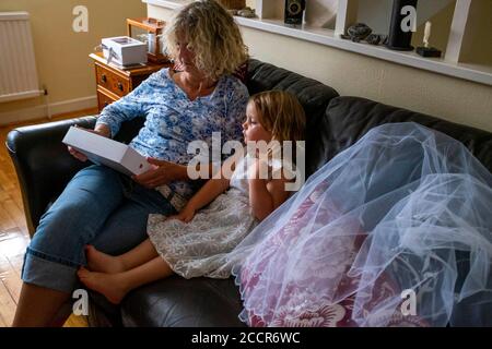 Bambina femmina di 3 anni che gioca su una Apple IPad Air computer con sua nonna Foto Stock