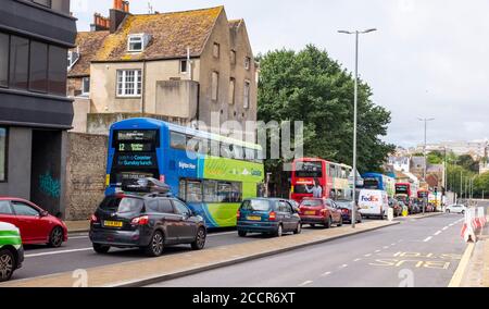 Brighton UK 24 agosto 2020 - autobus pubblici bloccati In traffico congestionato in direzione della città in Edward Street Brighton oggi Foto Stock