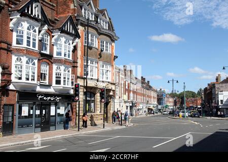 Epsom High Street giunzione con Ashley Road, centro città, Epsom, Surrey, Inghilterra, Regno Unito, agosto 2020 Foto Stock