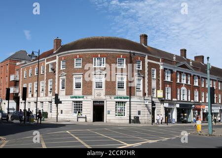 Lloyds Bank all'angolo di Epsom High Street nel centro città, Epsom, Surrey, Inghilterra, Regno Unito, agosto 2020 Foto Stock