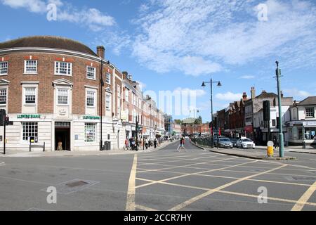 Guardando a est lungo Epsom High Street nel centro città, Epsom, Surrey, Inghilterra, Regno Unito, agosto 2020 Foto Stock