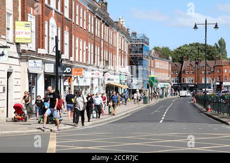 Gli acquirenti di Epsom High Street nel centro di Epsom, Surrey, Inghilterra, Regno Unito, agosto 2020 Foto Stock