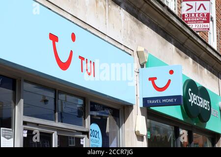 TUI Holiday Store, Agenzia di viaggio e Travel Money Shop a Epsom High Street, Surrey, Inghilterra, Regno Unito, agosto 2020 Foto Stock