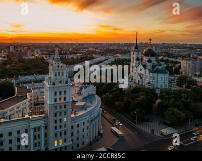 Sera estate Voronezh paesaggio urbano. Annunciazione Cattedrale e Torre di Gestione della ferrovia sud-est al tramonto Foto Stock