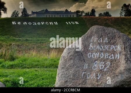 BELOZERSK, RUSSIA - 03 agosto 2020, una lapide in onore della fondazione della città di Belozersk nel 862 e una vecchia barca vicino al Cremlino di Belozersk Foto Stock