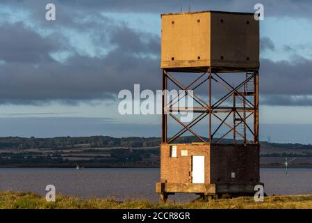 Torre radar in tempo di guerra a Coalhouse Fort, East Tilbury, Thurrock, Essex, Regno Unito. Seconda guerra mondiale basso livello radar torre mascherata come torre d'acqua sulla riva del fiume Foto Stock