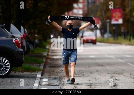 Torino, Italia - 24 agosto 2020: Un fan del Juventus FC mostra la sua sciarpa mentre arriva al Juventus Training Center. La Juventus FC inizia i corsi pre-stagione il 24 agosto. Credit: Nicolò campo/Alamy Live News Foto Stock