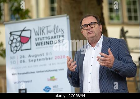 Stoccarda, Germania. 24 Agosto 2020. Manfred Strauß, membro del consiglio di amministrazione dell'associazione Pro Stuttgart, parla davanti a un banner che recita 'Wirtuelles Stuttgarter Weindorf'. A causa della pandemia del virus della corona, il villaggio vinicolo di Stoccarda si svolgerà solo in formato digitale quest'anno. Credit: Sebastian Gollnow/dpa/Alamy Live News Foto Stock