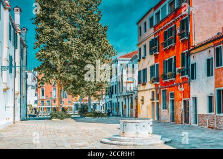 Vista di una delle più belle città del mondo - Venezia, la piazza della città con qualsiasi turista. L'Italia. Foto Stock
