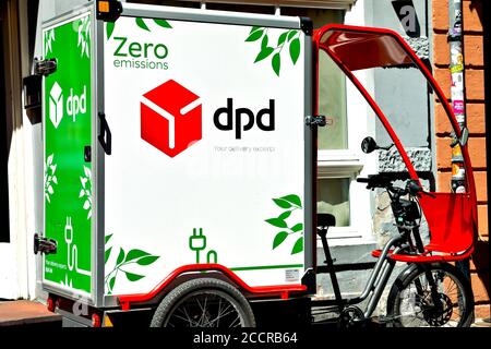 Heidelberg/Bavaria, Germania - 24 giugno 2020: DPD Zero Germania, consegna elettrica nel centro città Cargo bike per consegne di pacchi esenti da emissioni locali Foto Stock