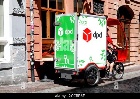 Heidelberg/Bavaria, Germania - 24 giugno 2020: DPD Zero Germania, consegna elettrica nel centro città Cargo bike per consegne di pacchi esenti da emissioni locali Foto Stock