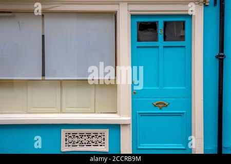 Porta blu e edificio in Lostwithiel Cornovaglia Foto Stock