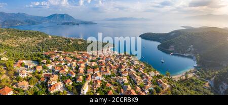 Vista aerea costiera del villaggio di Spartochori al mattino presto, Isole IONIE, Grecia Foto Stock