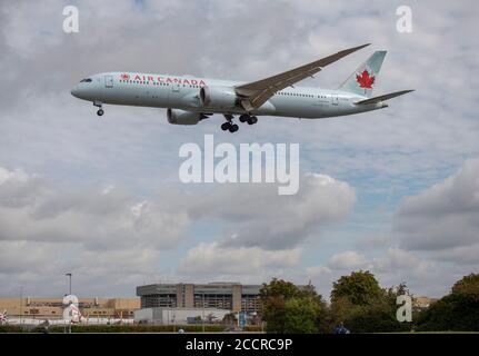 Aeroporto di Heathrow, Londra, Regno Unito. 24 agosto 2020. Air Canada Boeing 787 Dreamliner C-FKSV da Vancouver sull'approccio finale alla pista 27L Foto Stock