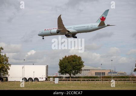 Aeroporto di Heathrow, Londra, Regno Unito. 24 agosto 2020. Air Canada Boeing 787 Dreamliner C-FKSV da Vancouver attraversa la A30 Great South West Road. Foto Stock