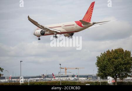 Aeroporto di Heathrow, Londra, Regno Unito. 24 agosto 2020. Air India Boeing 787 Dreamliner VT-ANH da Mumbai per l'avvicinamento finale alla pista 27L Foto Stock