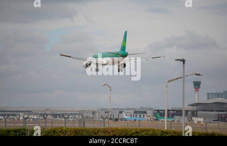 Aeroporto di Heathrow, Londra, Regno Unito. 24 agosto 2020. Aer Lingus Airbus A320 EI-GAL da Dublino sull'approccio finale alla pista 27L Foto Stock